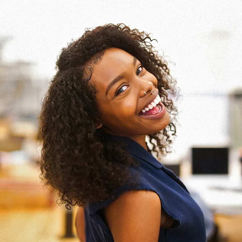 Paciente sorrindo na clínica Urbee Odonto